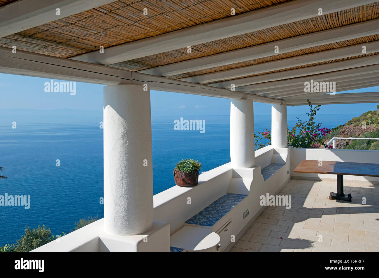 La terrazza sul tetto di un boutique hotel sull'isola di Salina, Isole Eolie, in Sicilia, Italia Foto Stock
