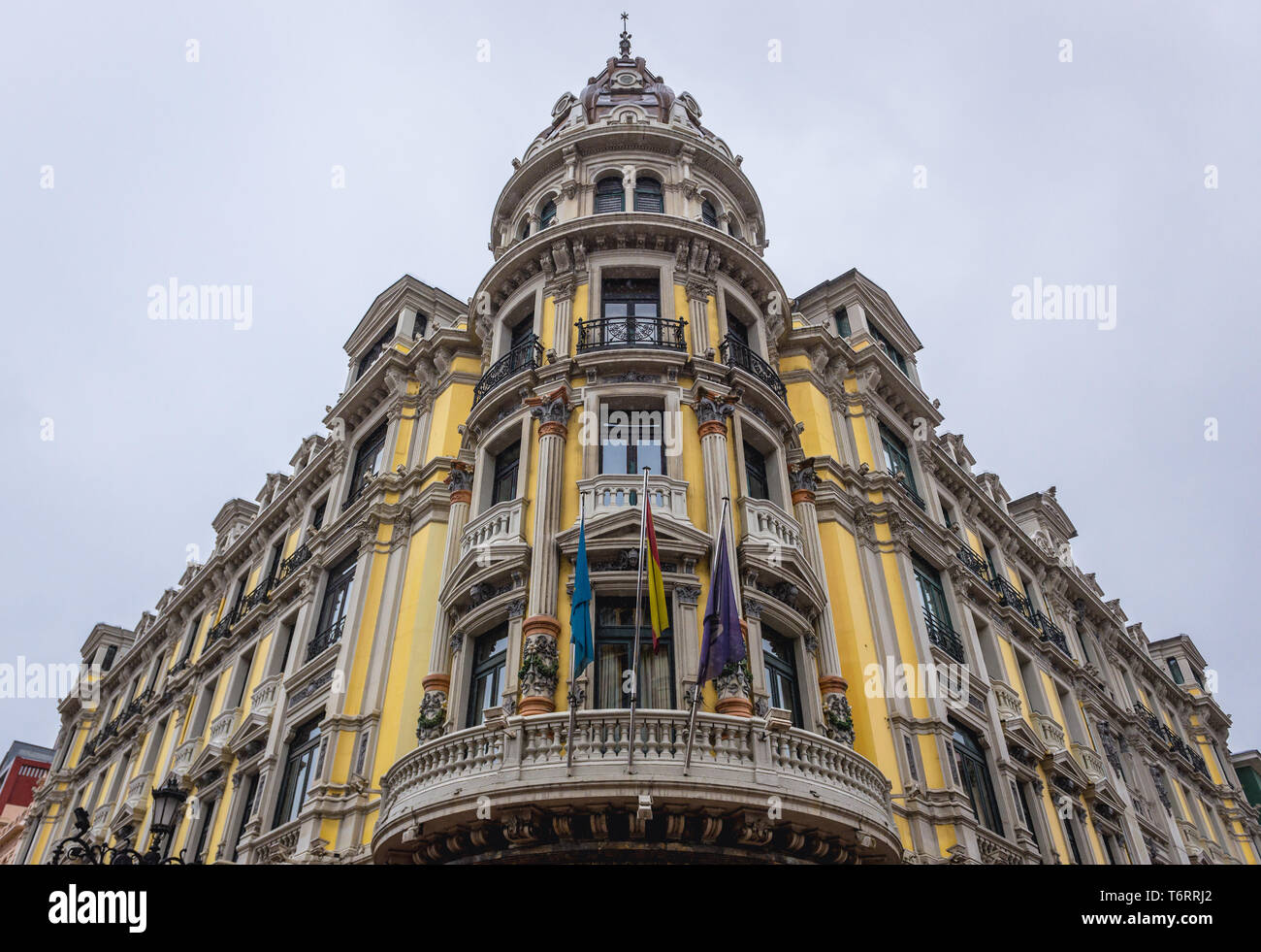 Il Banco Bilbao Vizcaya Argentaria - BBVA banca edificio sulla Calle Mendizabal street, in Oviedo Nella regione delle Asturie, Spagna Foto Stock