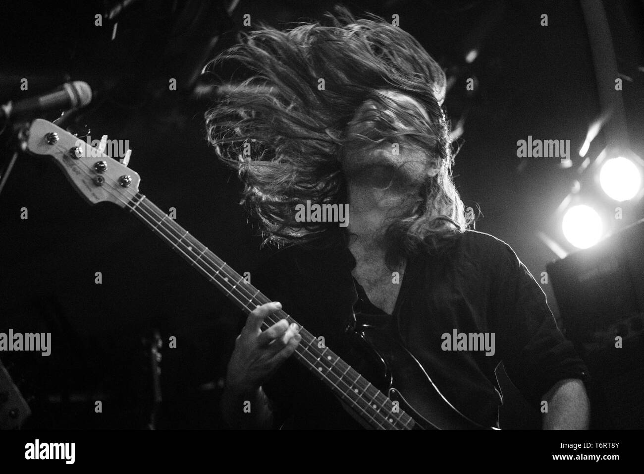 Norvegia, Bergen - Aprile 11, 2019. Il Norvegese rock psichedelico band ovvero i Motorpsycho esegue un concerto dal vivo a Hulen a Bergen. Qui musicista Saether piegata viene visto dal vivo sul palco. (Photo credit: Gonzales foto - Jarle H. Moe). Foto Stock