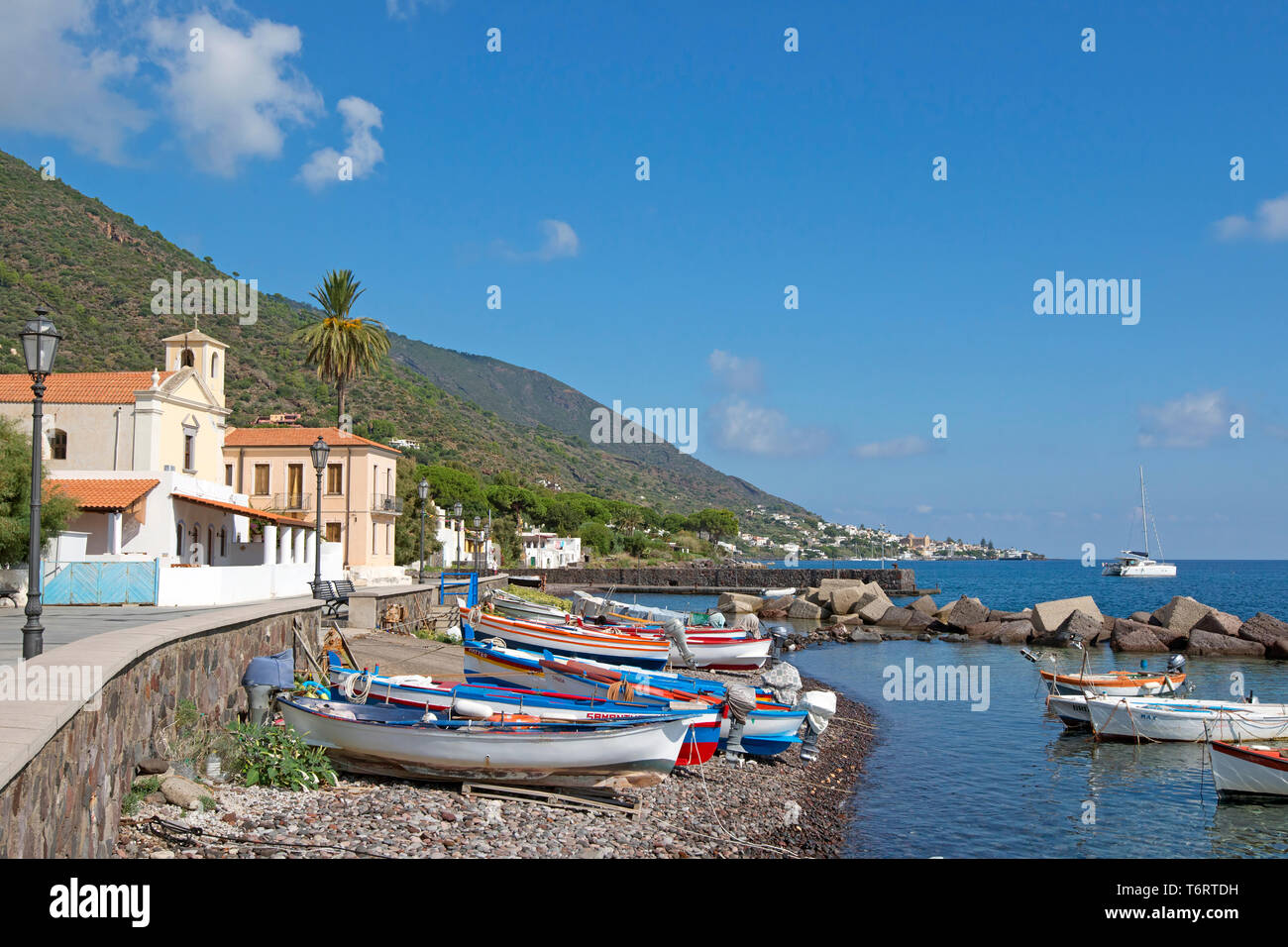 Barche di pescatori sulla spiaggia in Lingua, Salina, le Isole Eolie, sito UNESCO, off Sicilia, in provincia di Messina, Italia Foto Stock