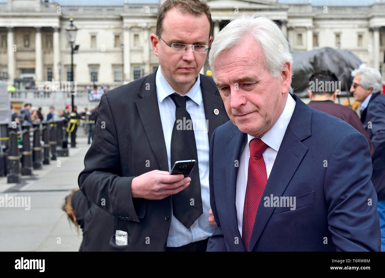 John McDonnell MP (Manodopera: Hayes e Harlington) cancelliere ombra, con la sua testa di comunicazioni strategiche - Andrew Whitaker, in Trafalgar Square Foto Stock
