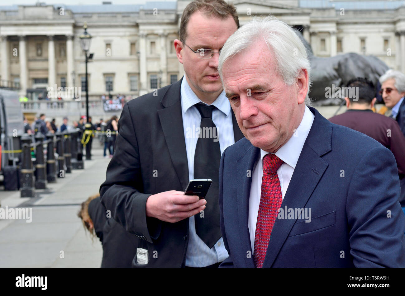 John McDonnell MP (Manodopera: Hayes e Harlington) cancelliere ombra, con la sua testa di comunicazioni strategiche - Andrew Whitaker, in Trafalgar Square Foto Stock