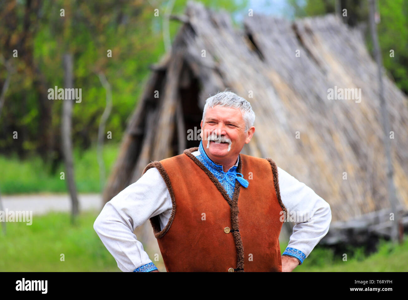 Petrikovka, Dnepropetrovsk regione, 28 04 2019. Un uomo anziano in ucraino costume nazionale sorrisi a festival etnico, primavera estate Foto Stock