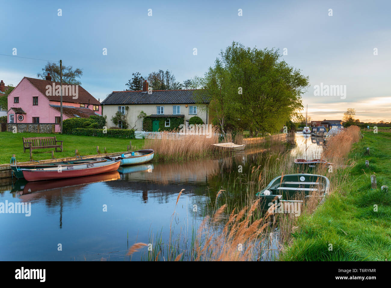 Luce della Sera su imbarcazioni da graziosi cottage a West Somerton su Norfolk Broads Foto Stock