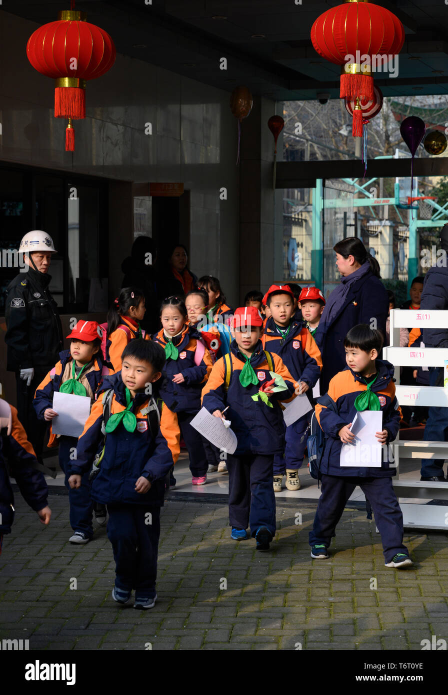 Primo giorno di scuola dopo il nuovo anno cinese, Shanghai, Cina Foto Stock