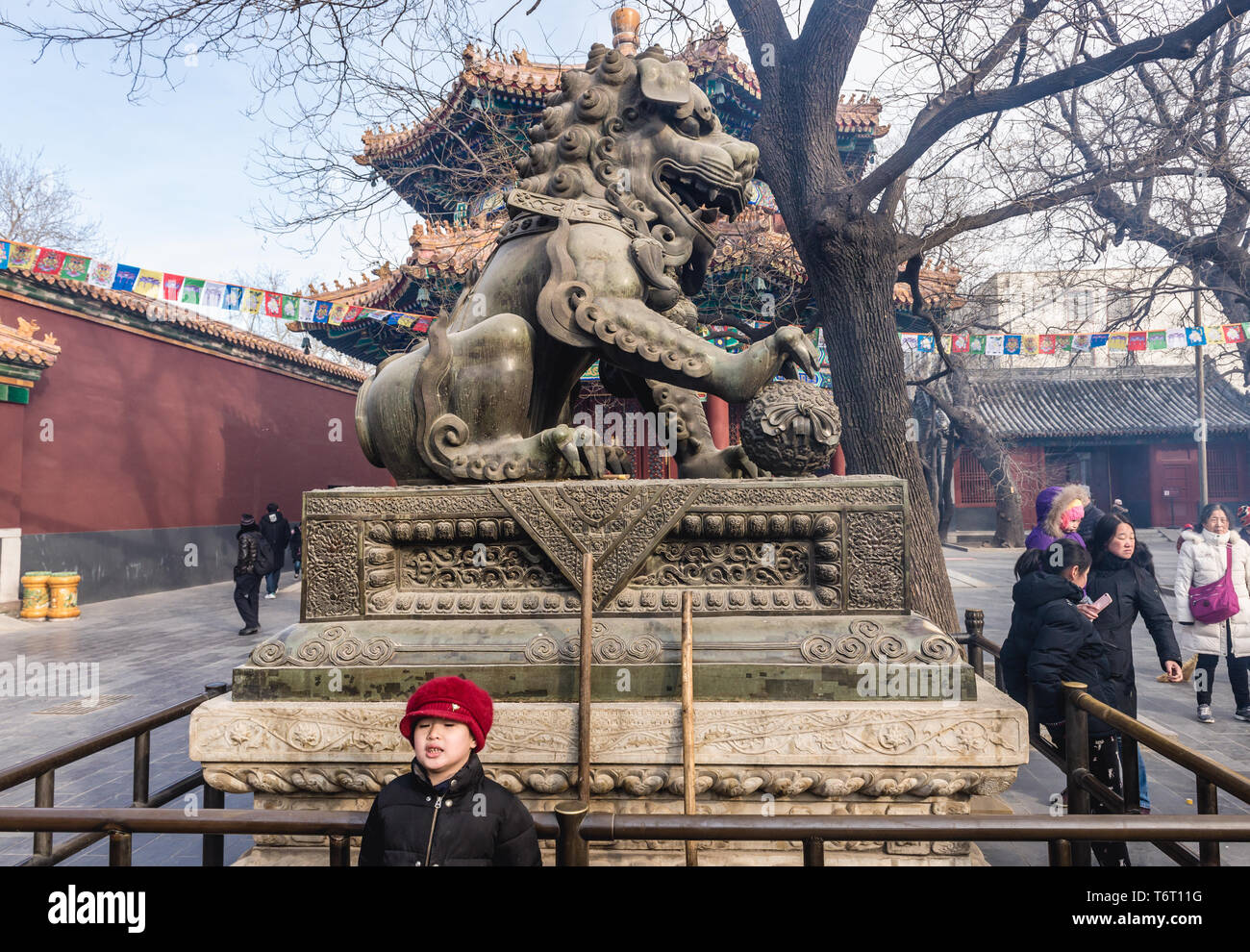 Custode maschio di leone con sfera in Yonghe Tempio chiamato anche il Tempio Lama della scuola Gelug del buddhismo tibetano nel distretto di Dongcheng a Pechino, Cina Foto Stock