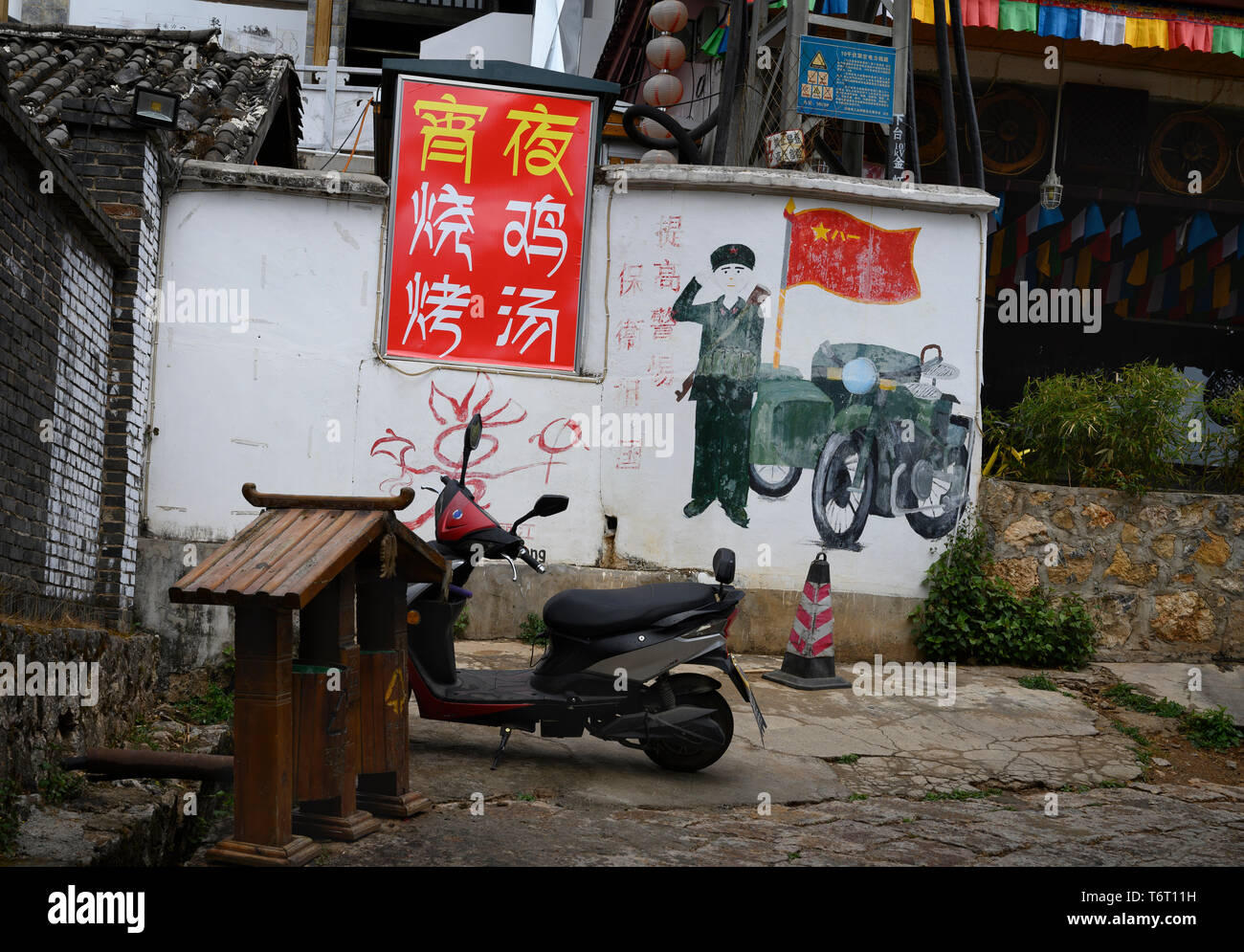 Vecchio e nuovo nella storica città di Lijiang, Cina Foto Stock