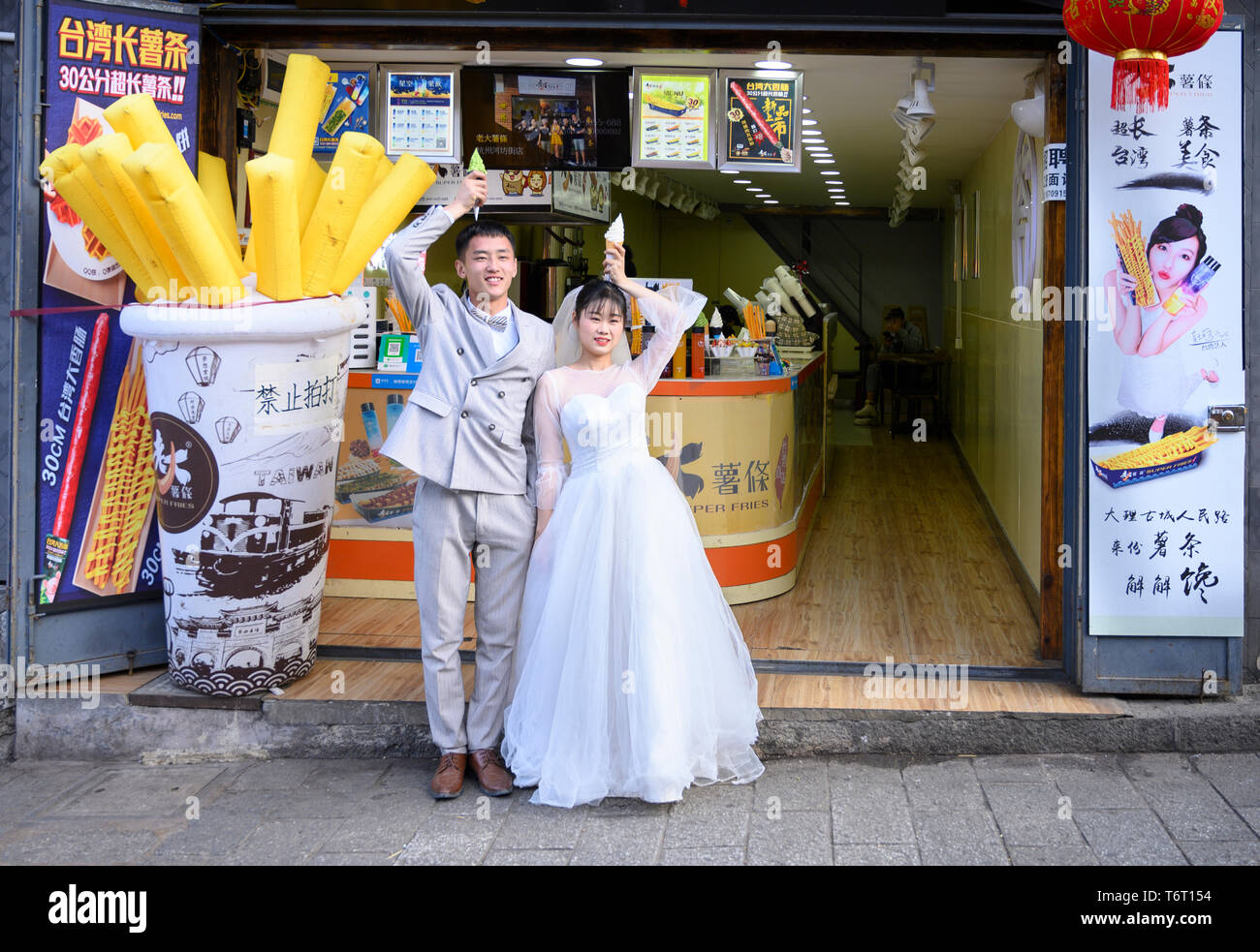 Giovane coppia al loro giorno di nozze nella città storica di Dali, Cina Foto Stock