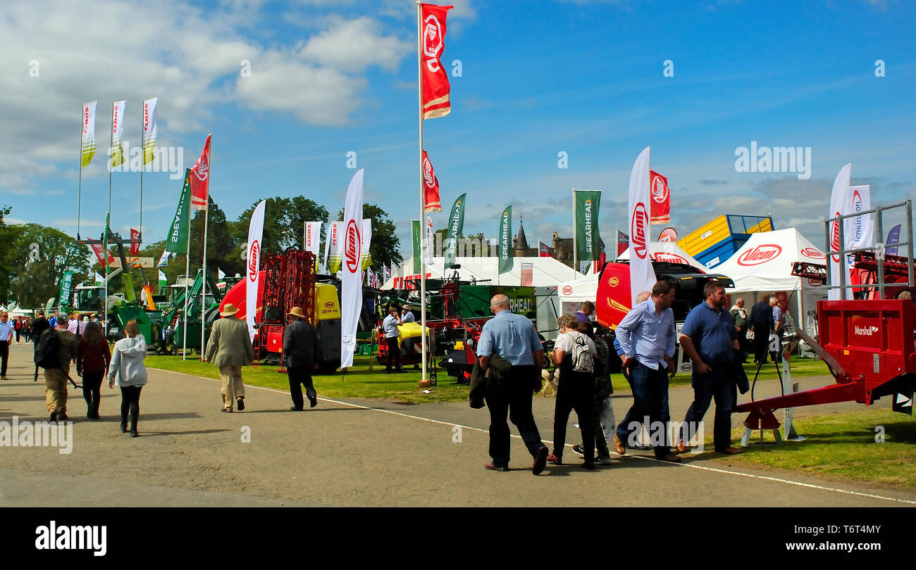 Visitatori e stand commerciali presso il Royal Highland Show, nr Edinburgh, Scozia Foto Stock