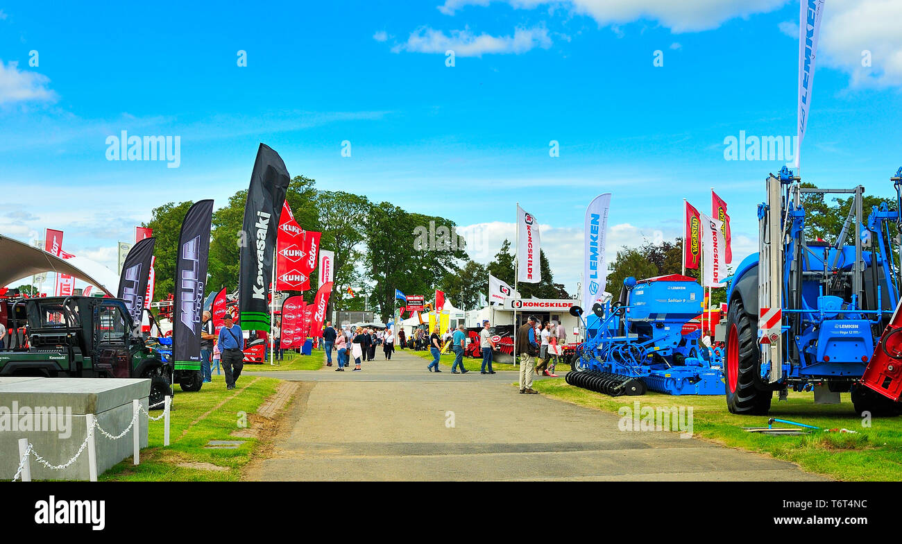 Visitatori e stand commerciali presso il Royal Highland Show, nr Edinburgh, Scozia Foto Stock