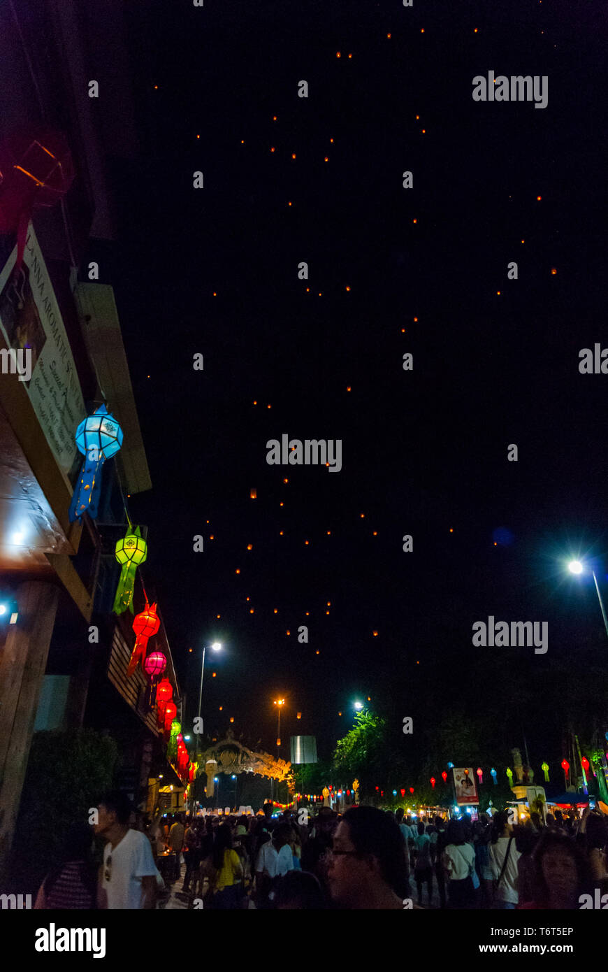 Chiang Mai, Thailandia - Nov 2015: Celebrazioni durante il Loy Krathong festival con la folla di persone sulla strada e il cielo pieno di luce fino lanterne Foto Stock