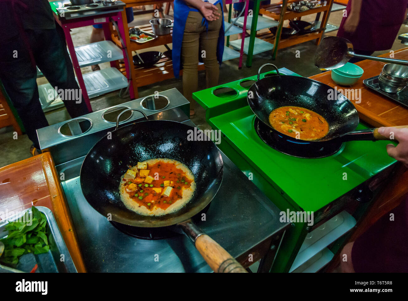 La cottura di curry tailandese presso la scuola di cucina Foto Stock