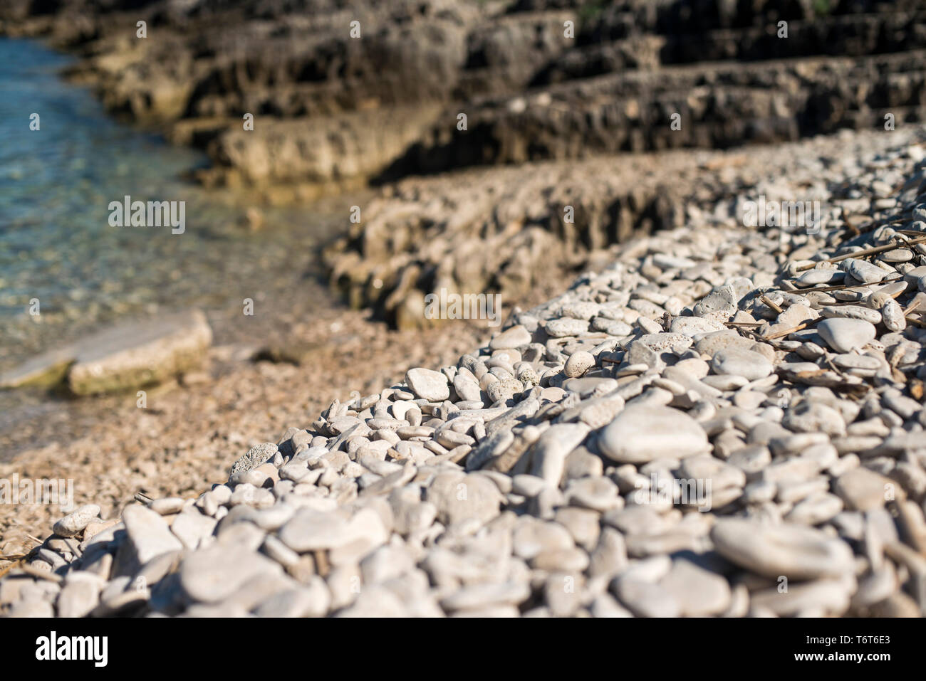 Bello vedere la calma e una spiaggia di ciottoli. Foto Stock