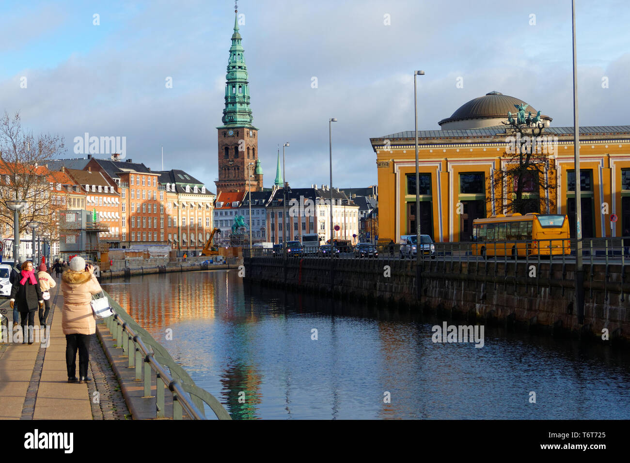 Edifici e canal, Nyhavn, Copenaghen, Danimarca, Scandinavia, Europa Foto Stock