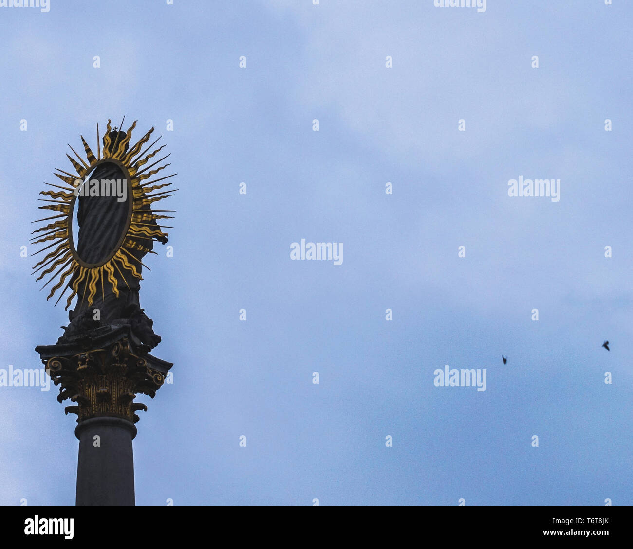 Un monumento del sole a Brno, in Repubblica Ceca con il cielo blu e due uccelli in background Foto Stock