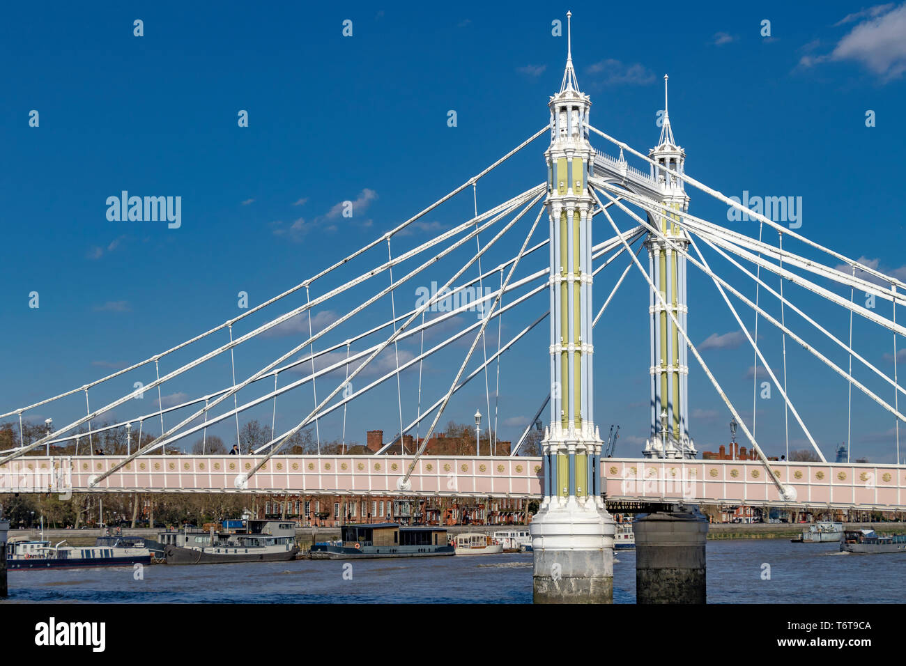 L'Albert Bridge, costruito nel 1873, collega Chelsea sul lato nord del Tamigi con Battersea sul lato sud, Londra, Regno Unito Foto Stock