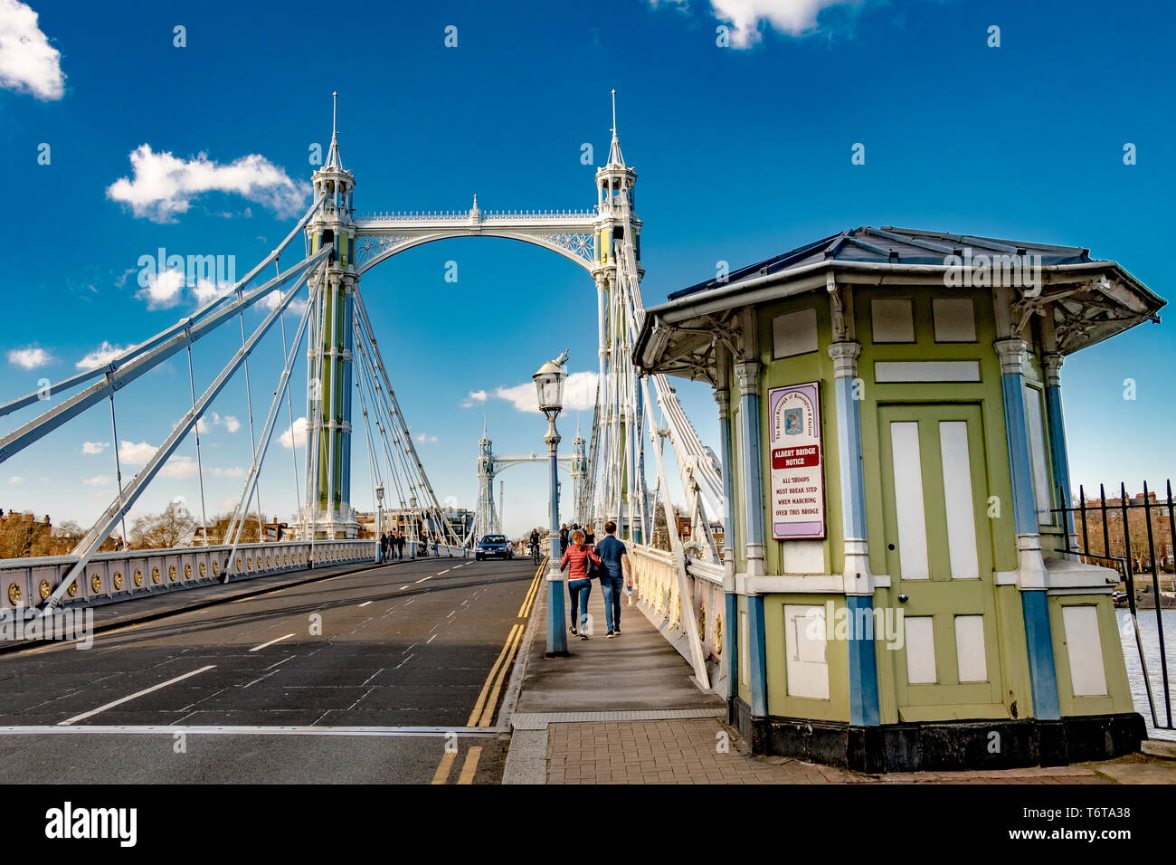 Albert Bridge Toll Booth, la barriera collega Chelsea sul lato nord del Tamigi, a Battersea sul lato sud, Londra, Regno Unito Foto Stock