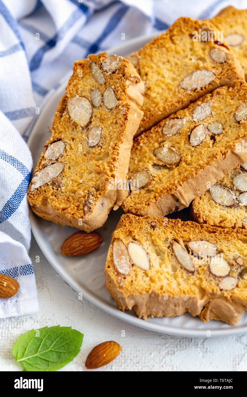 Piastra con un leggero di mandorla cookie. Foto Stock