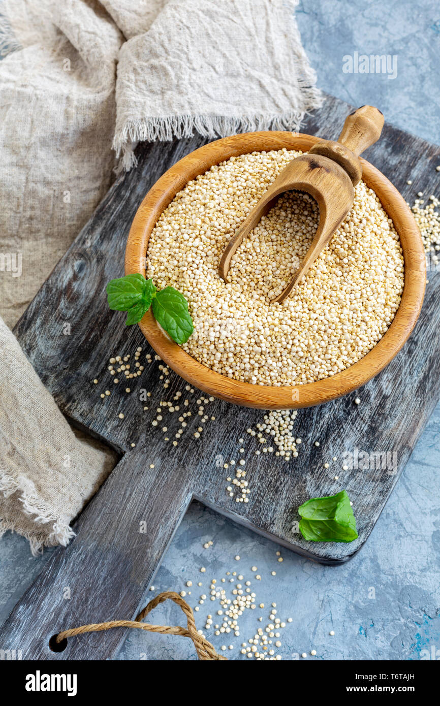 Materie di quinoa semi nella ciotola di legno. Foto Stock