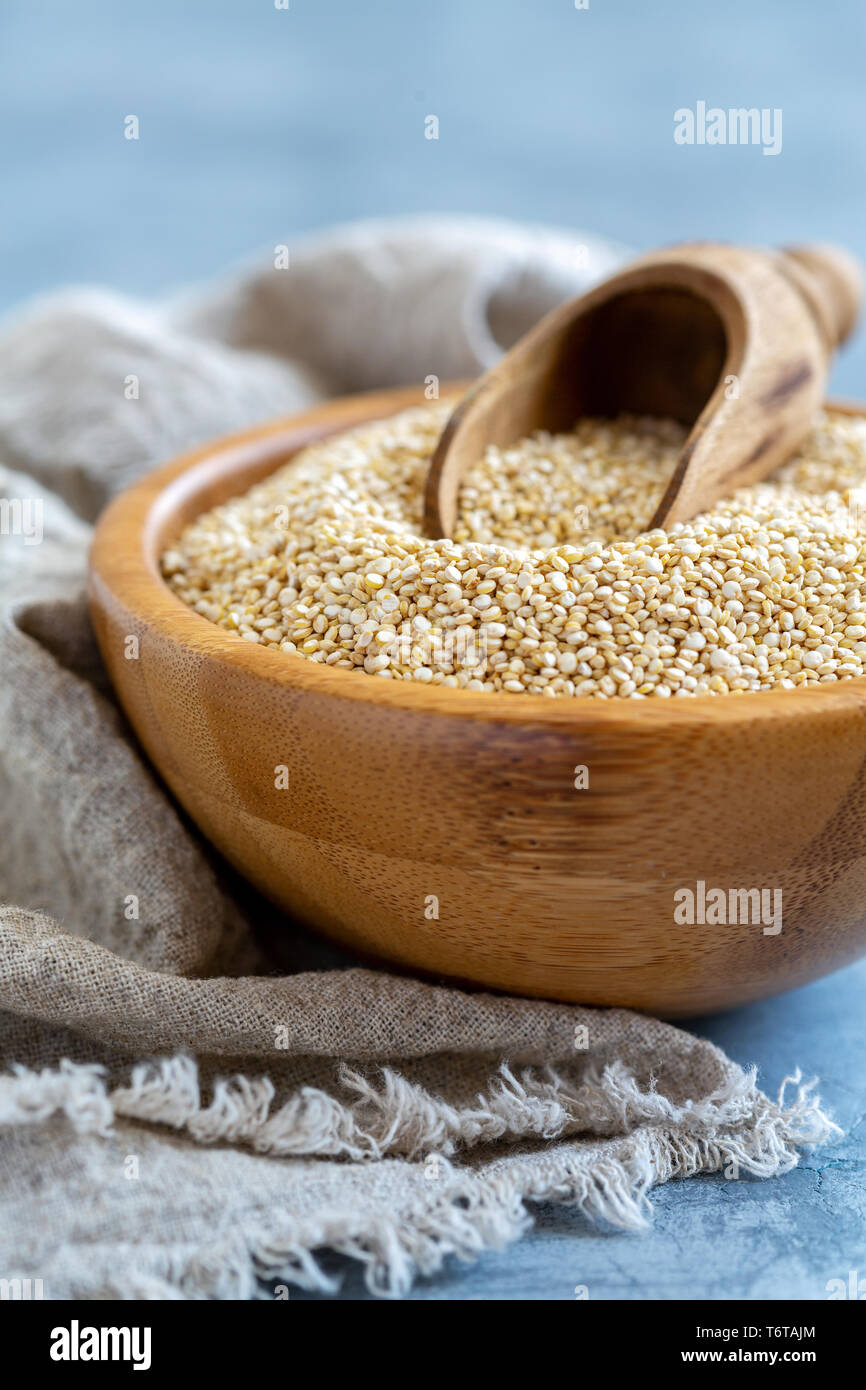 Materie di quinoa e un convogliatore in una ciotola di legno. Foto Stock