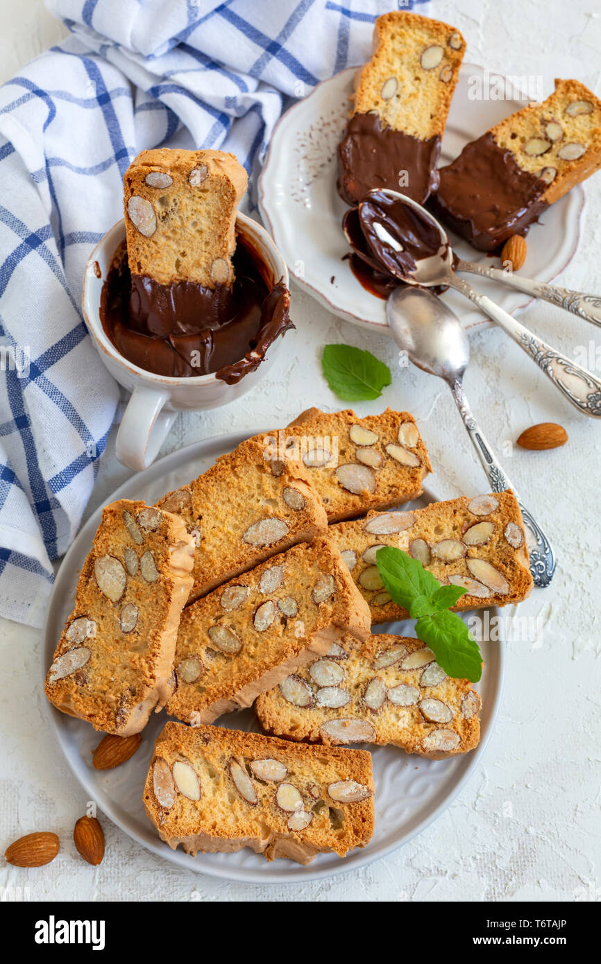 Biscotti con le mandorle e la tazza di cioccolata calda. Foto Stock