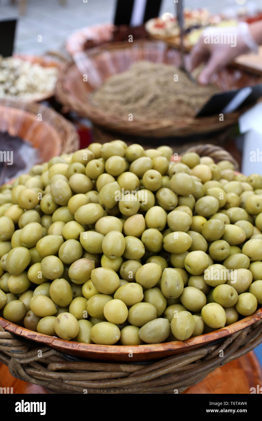Vente d'olive vertes Picholine sur onu marché locale. Foto Stock