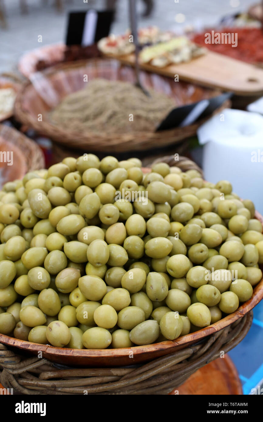 Vente d'olive vertes Picholine sur onu marché locale. Foto Stock
