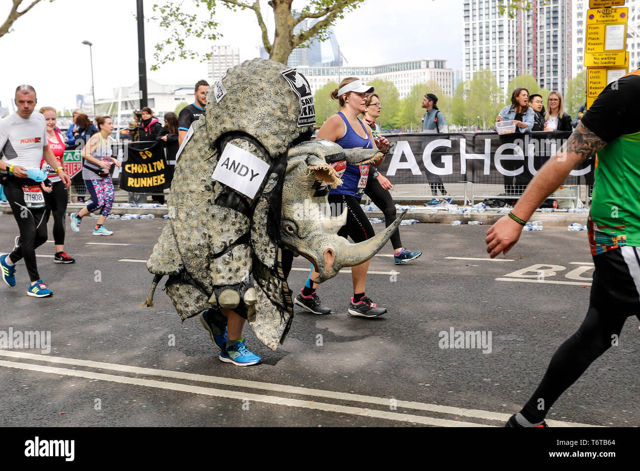 Londra, Inghilterra - Aprile 28, 2019: un uomo che corre come un rhino prende l'ultimo miglio della Vergine denaro maratona di Londra. Foto Stock