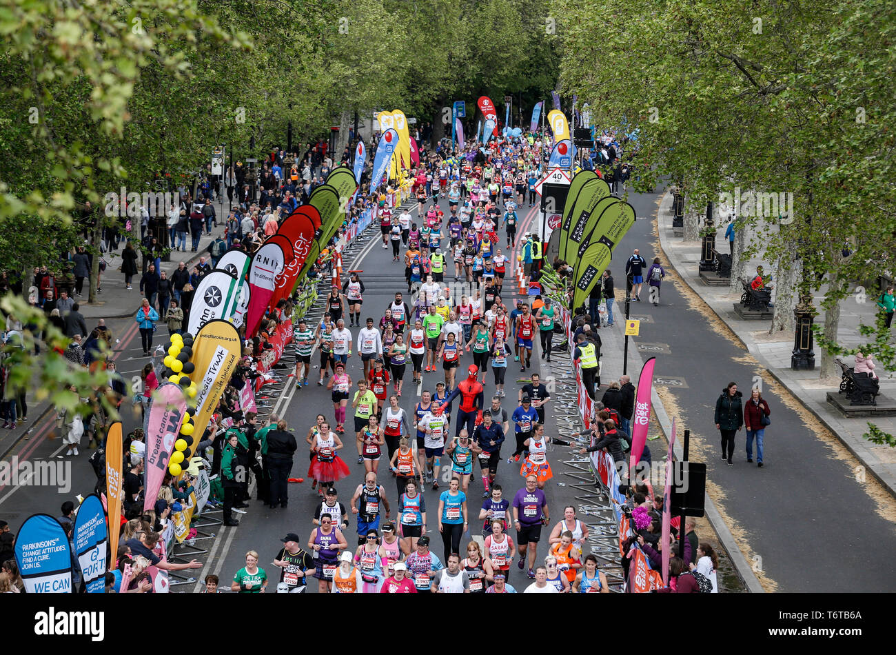 Londra, Inghilterra - Aprile 28, 2019: centinaia di persone si prendono il loro ultimo miglio della Vergine denaro maratona di Londra. Foto Stock