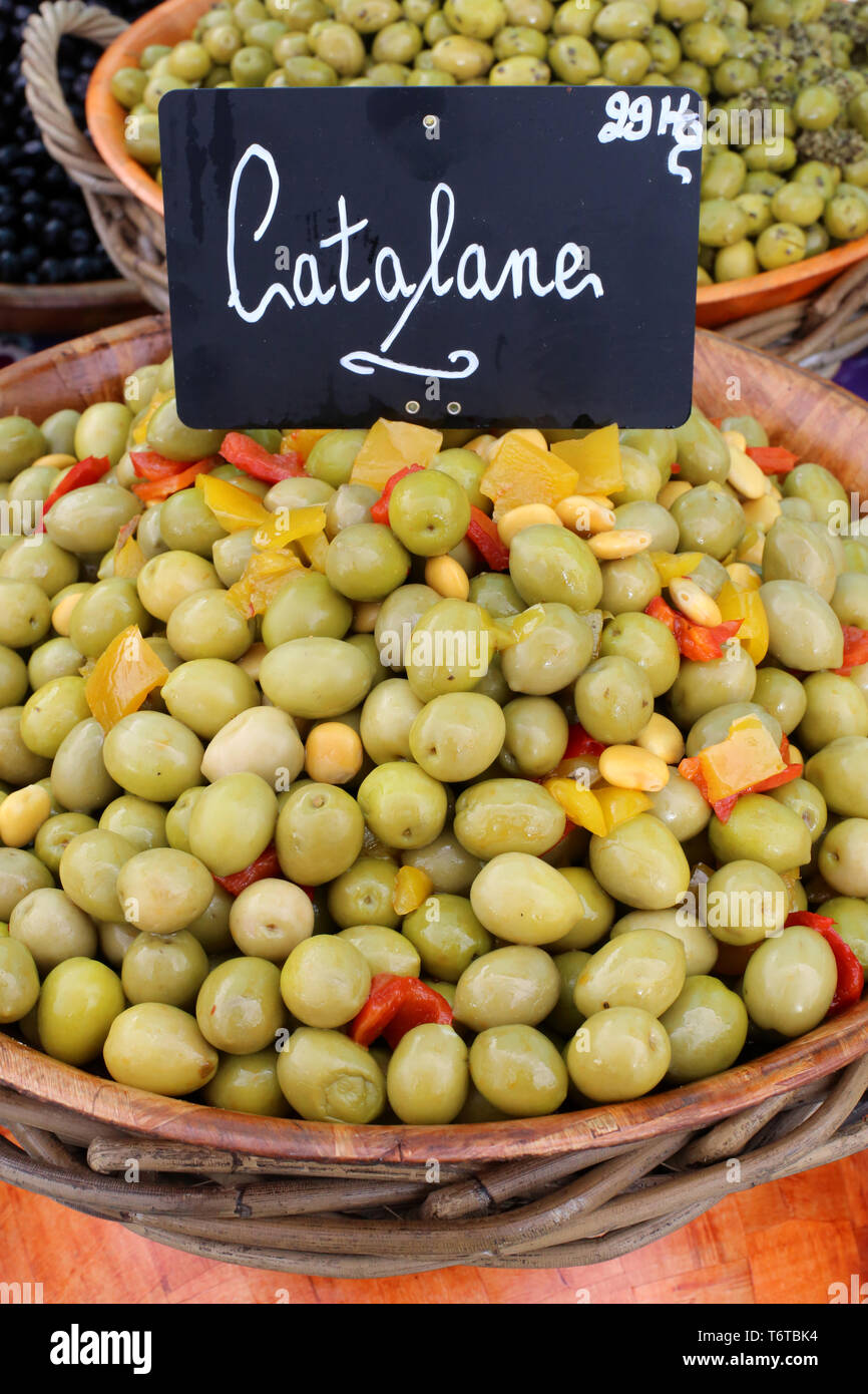 Vente d'olive vertes à la catalane sur onu marché locale. Foto Stock