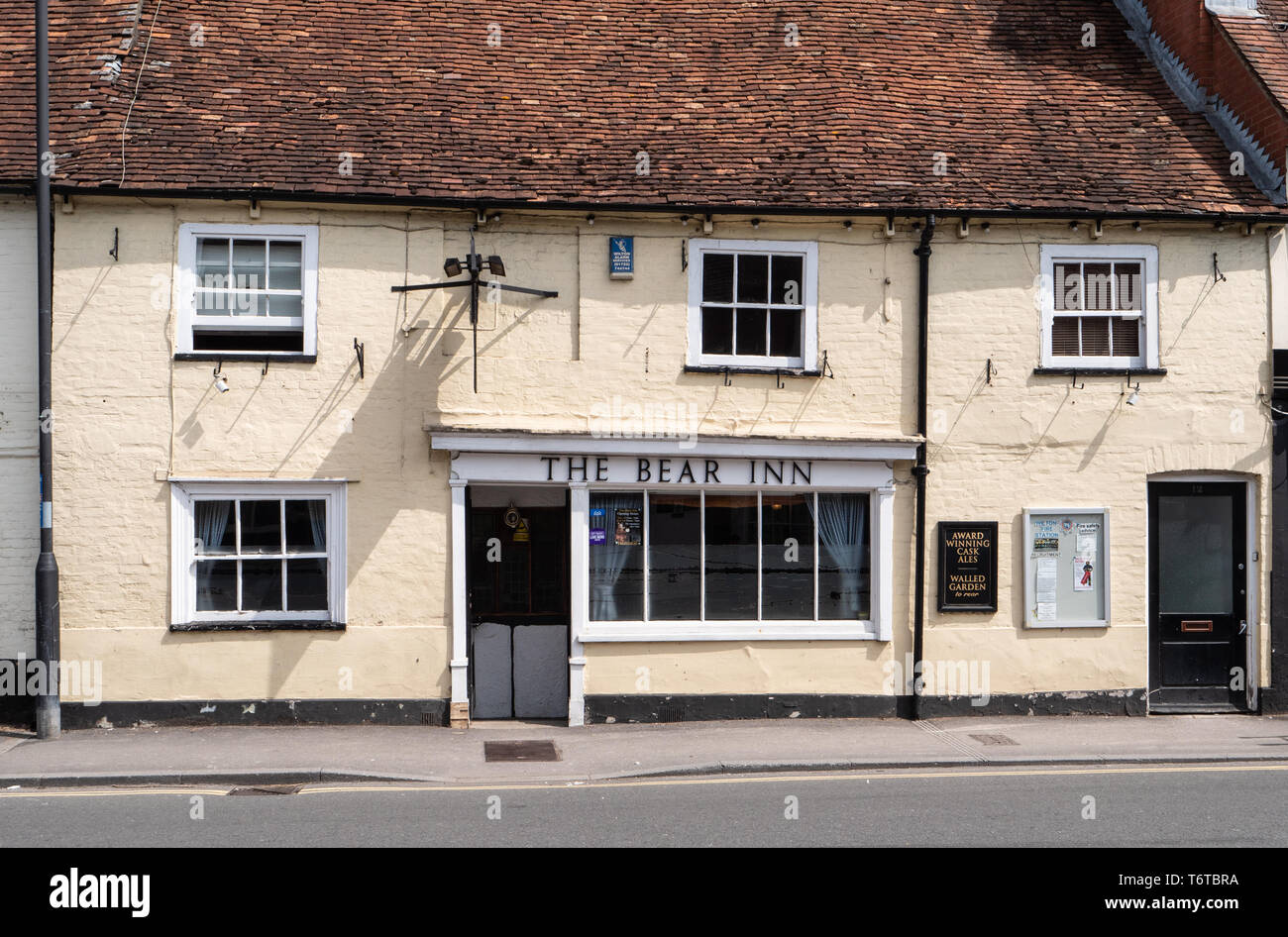 Pub, The Bear Inn, facciata sul West Street, Wilton, Salisbury, Wiltshire, Regno Unito. Foto Stock