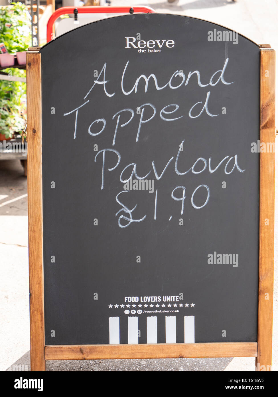 Scritto a mano blackboard segno esterno bakers pubblicità Pavlova a Wilton, nr Salisbury, Wiltshire, Regno Unito. Foto Stock