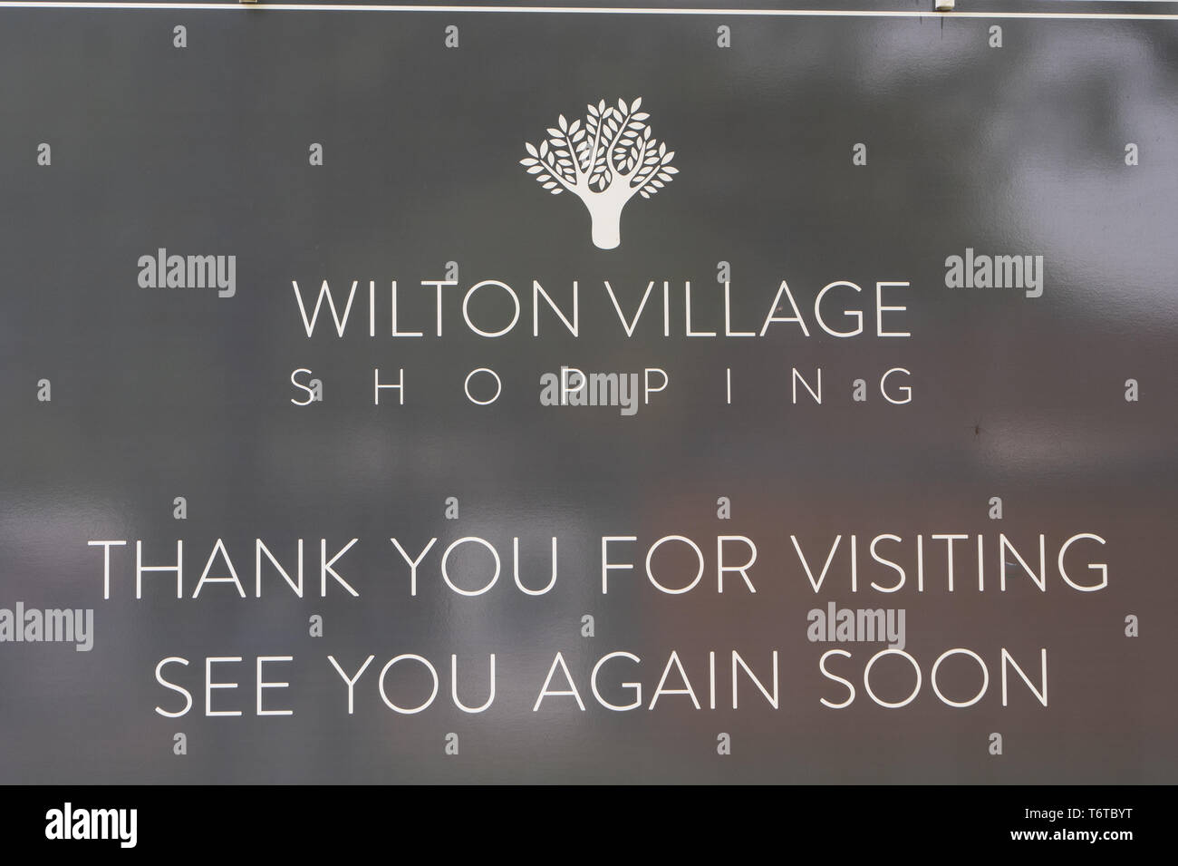 Segno di addio a Wilton Village Shopping nr Salisbury, Wiltshire, UKWilton Village Foto Stock