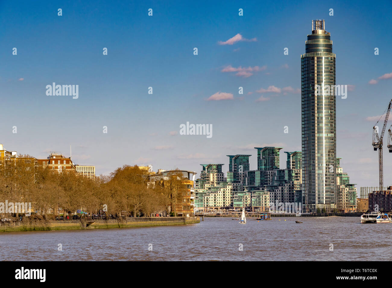 Vista da Battersea di St Georges Wharf Tower, un grattacielo residenziale in Vauxhall, Londra e parte del St George Wharf Foto Stock