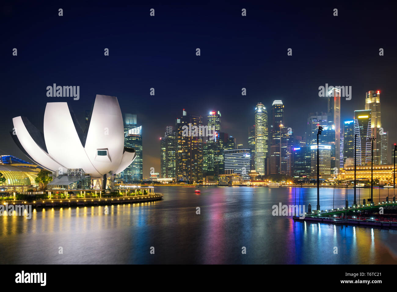 Singapore business district skyline di notte di Marina Bay, Singapore. Foto Stock