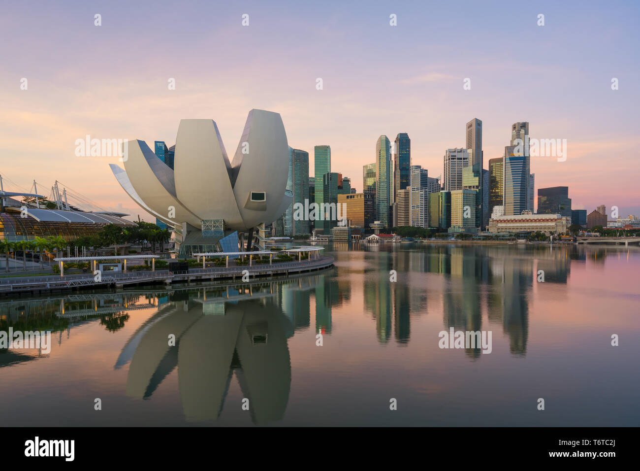 Singapore business district skyline di notte di Marina Bay, Singapore. Foto Stock