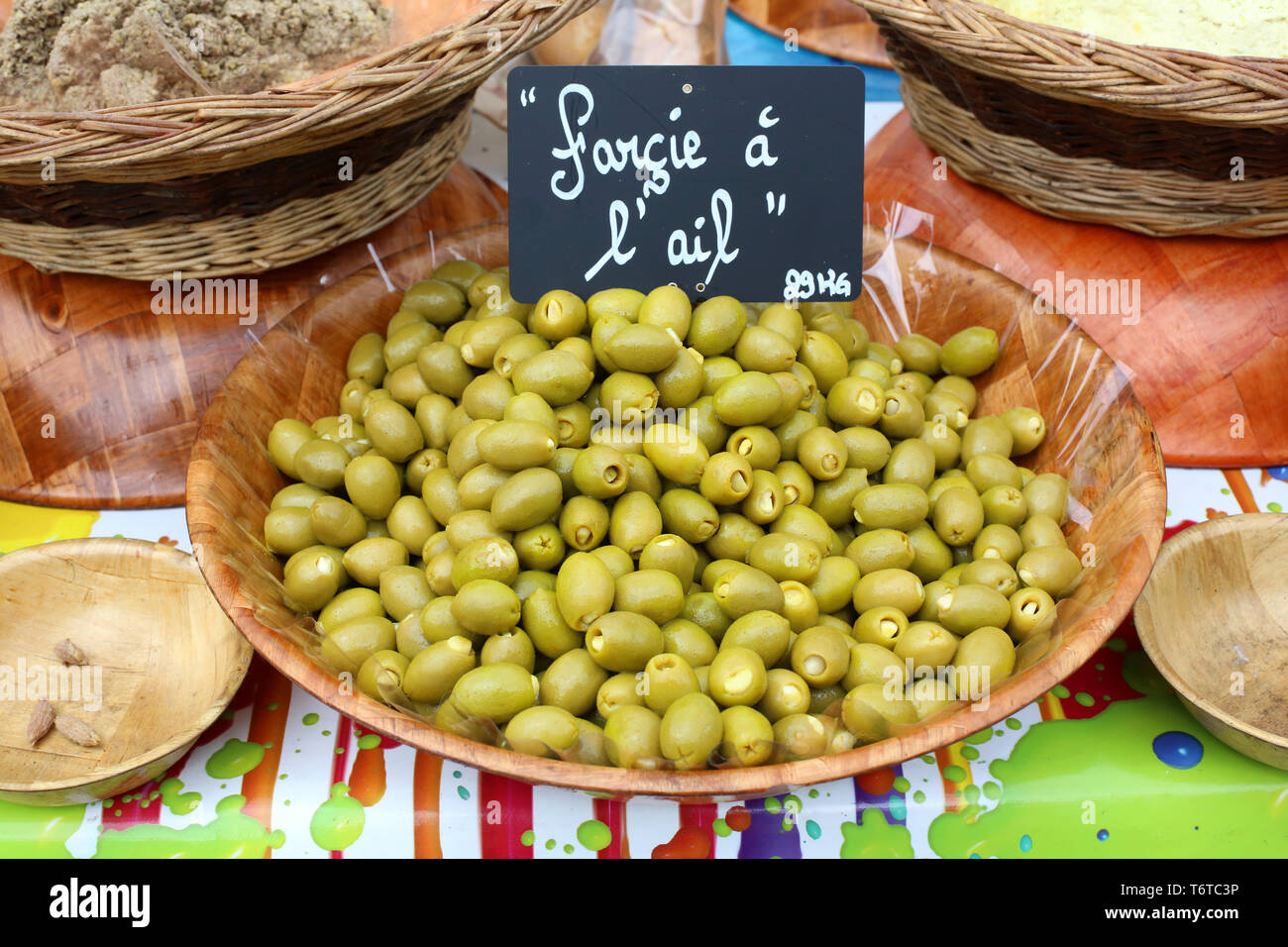 Vente d'olive vertes farcies à l'ail sur onu marché locale. Foto Stock