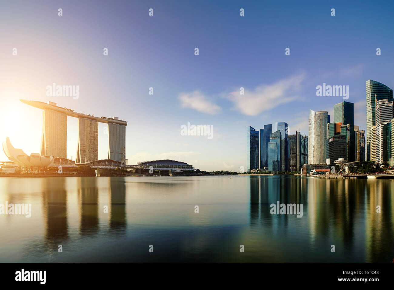 Singapore business district skyline di notte di Marina Bay, Singapore. Asia Foto Stock