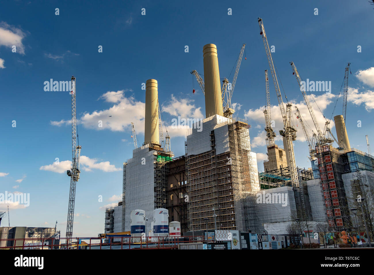 Lavori di costruzione importanti alla centrale elettrica di Battersea in un programma di riqualificazione da più miliardi di sterline a Battersea , Londra, Regno Unito Foto Stock