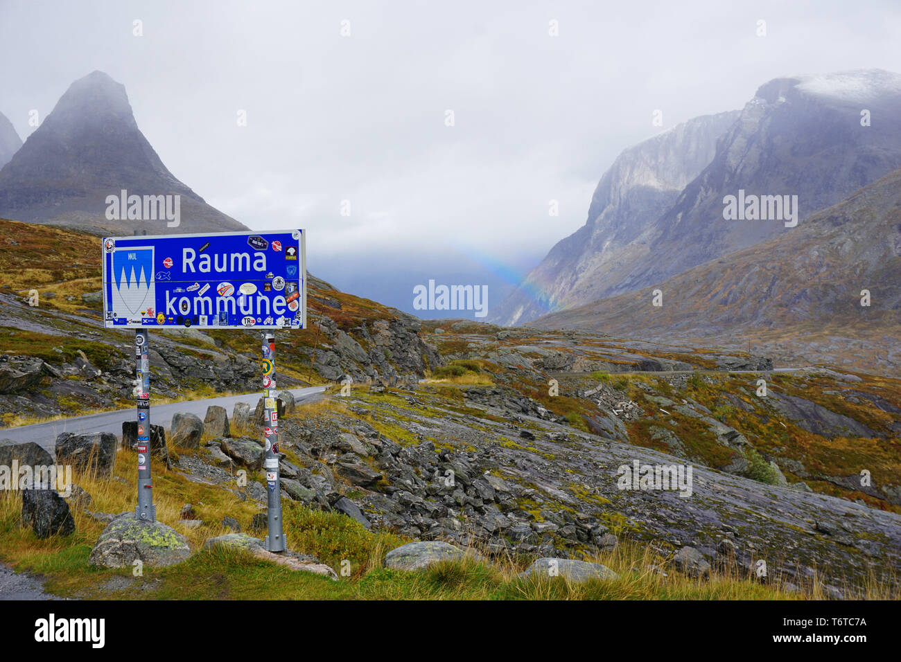 Rauma posizione segno - serpentina strada di montagna in Norvegia Foto Stock