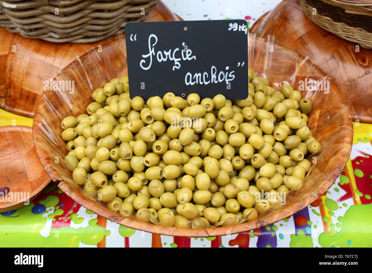 Vente d'olive vertes farcies ˆ l'anchois sur onu marché locale. Foto Stock