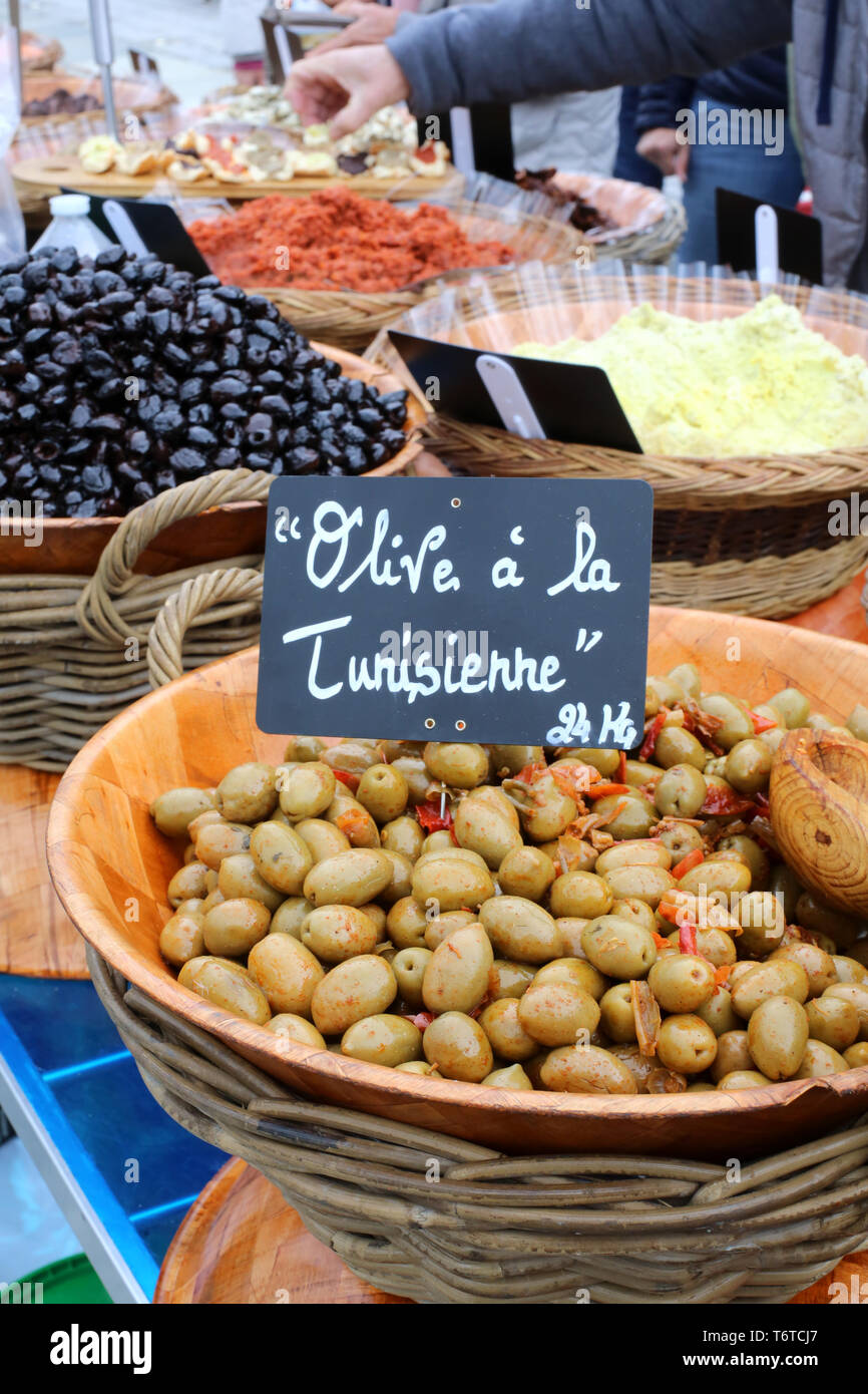 Vente d'olive vertes à la Tunisienne sur onu marché locale. Foto Stock