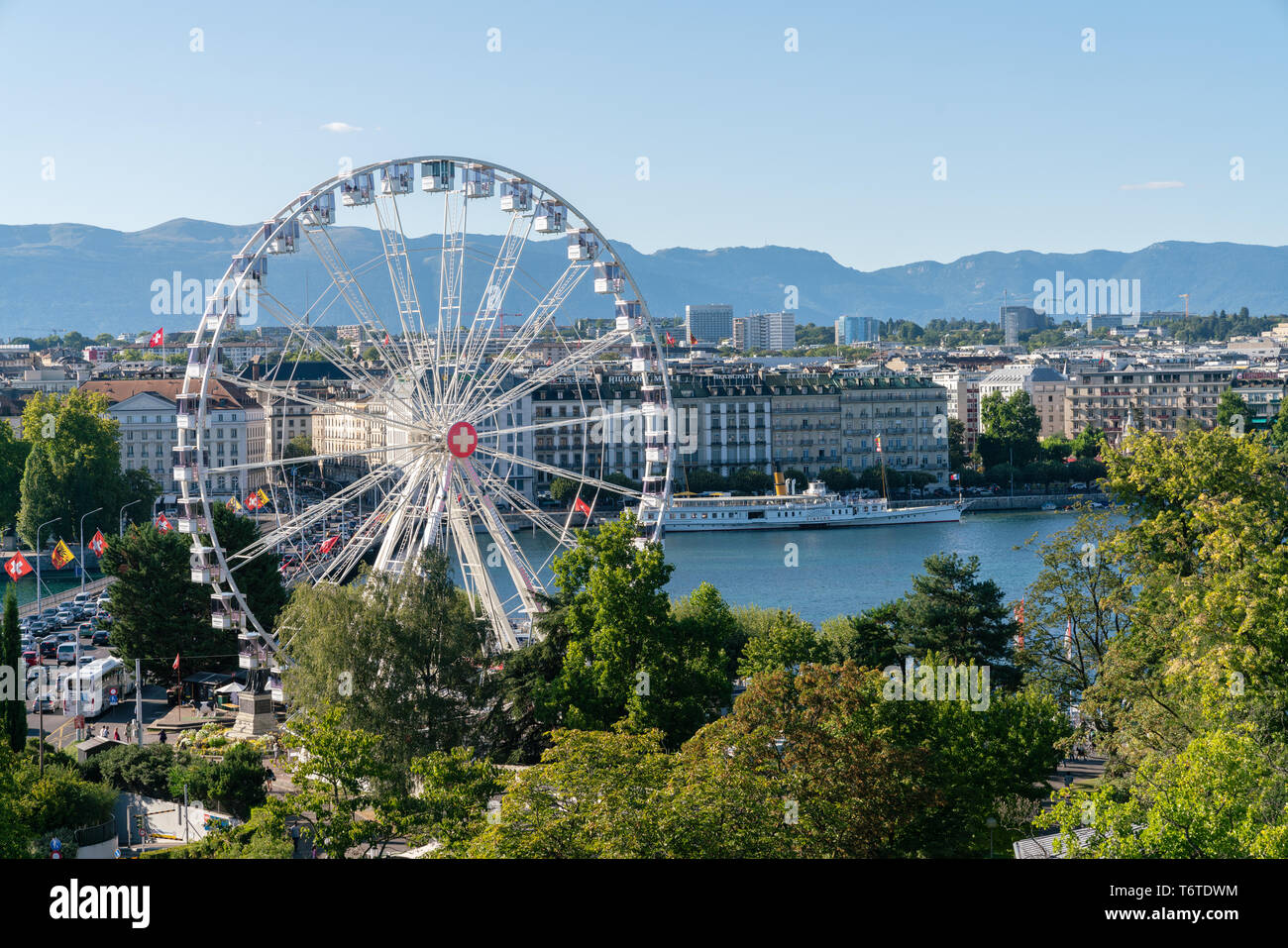 26 ago 2018. Ginevra, Svizzera. Vista sul Lago di Ginevra e il centro della città con l'attrazione turistica, ruota panoramica. Foto Stock