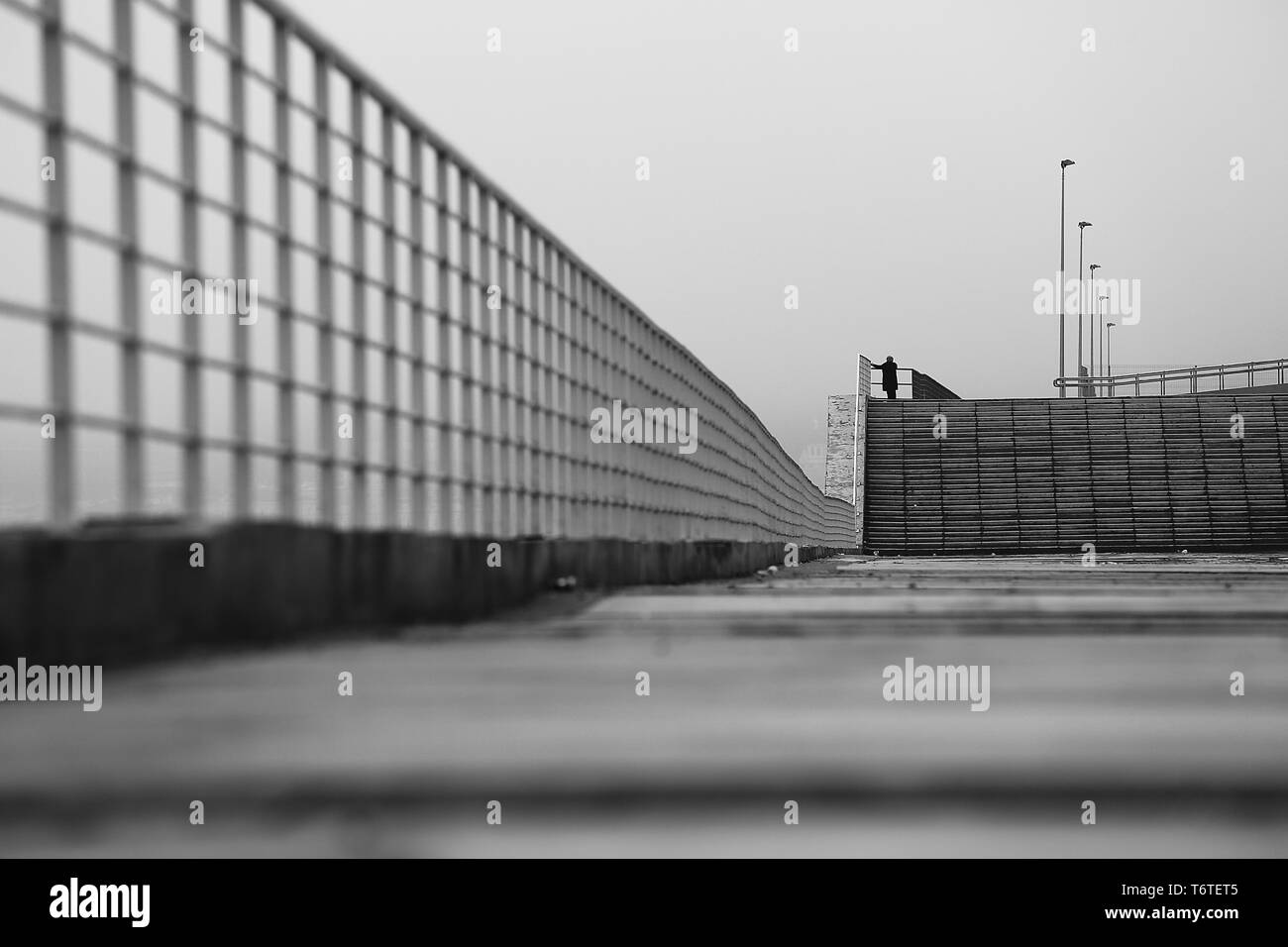 Bianco e nero quay con pozzanghere Foto Stock