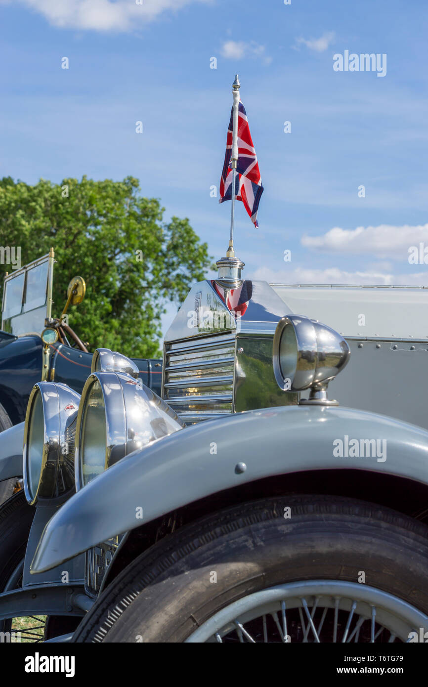 Primo piano di un'auto classica d'epoca all'aperto sotto il sole estivo. Foto Stock