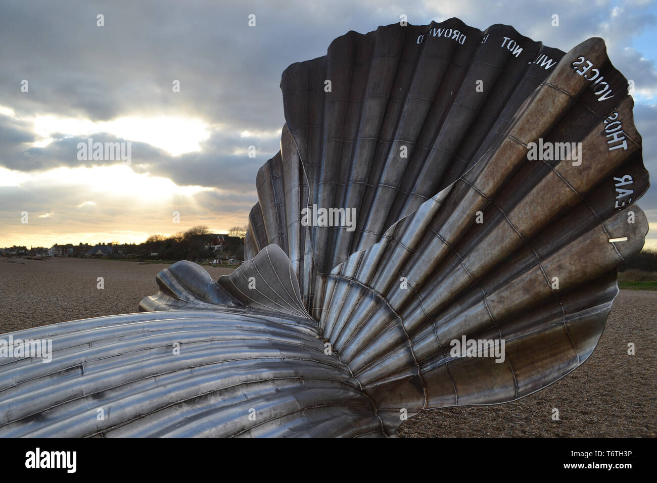 Impostazione di Sun sul guscio di capesante in Aldeburgh, Suffolk Foto Stock