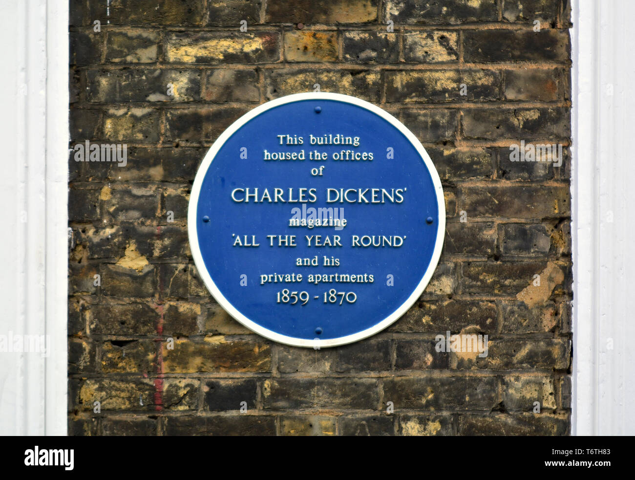 Londra, Inghilterra, Regno Unito. Blu Commemorative Plaque: Questo edificio ospitava gli uffici di Charles Dickens' rivista 'tutto l'Anno" e il suo privato apa Foto Stock