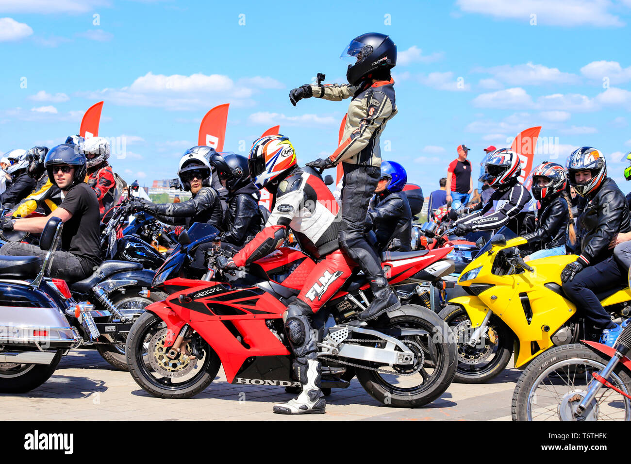 Dnipro city, Ucraina, Aprile 28 04 2018. Motociclisti sui motocicli, nei caschi e giacche di pelle, aprire la stagione motociclistica. Dnepropetrovsk Foto Stock