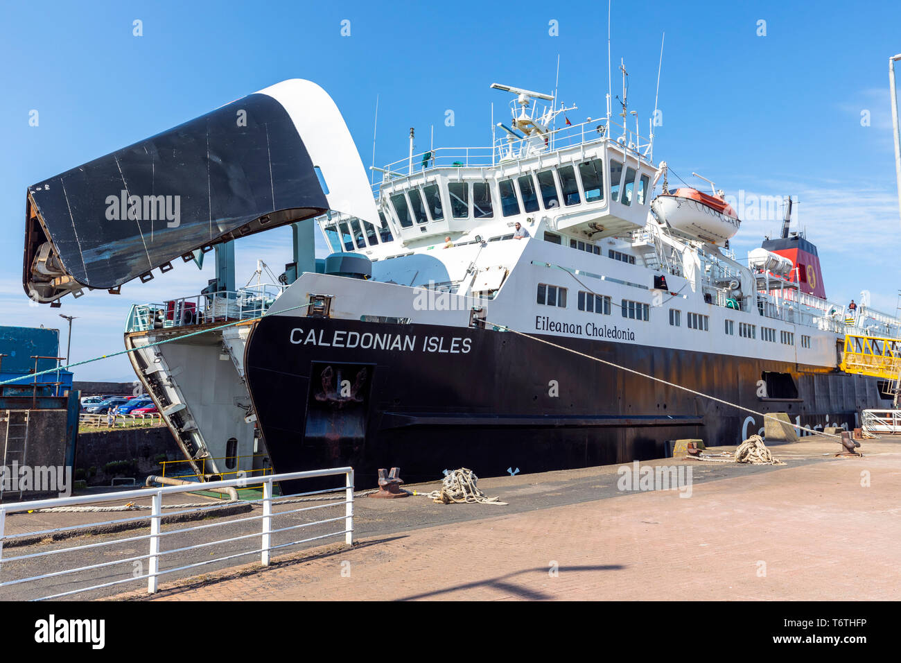 Caledonian MacBrayne traghetto "Caledonian isole" ormeggiato a Ardrossan harbour con la prua porta aperta per consentire accesso veicoli, Ardrossan, Scozia Foto Stock