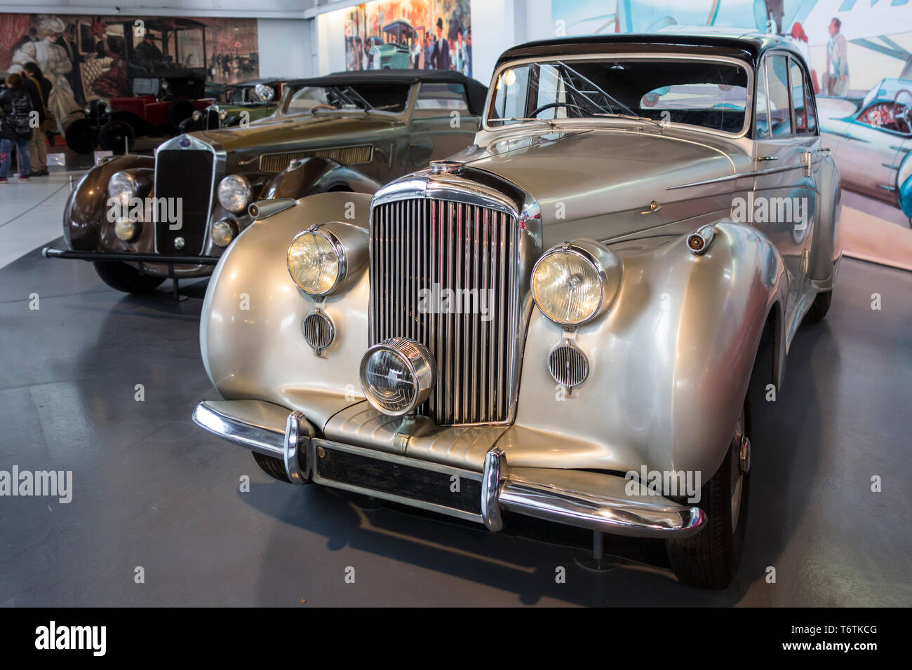 Il 1948 Bentley MK VI, British 4 porte in acciaio standard berlina sportiva classic car a Autoworld, vintage automobile museum a Bruxelles, in Belgio Foto Stock